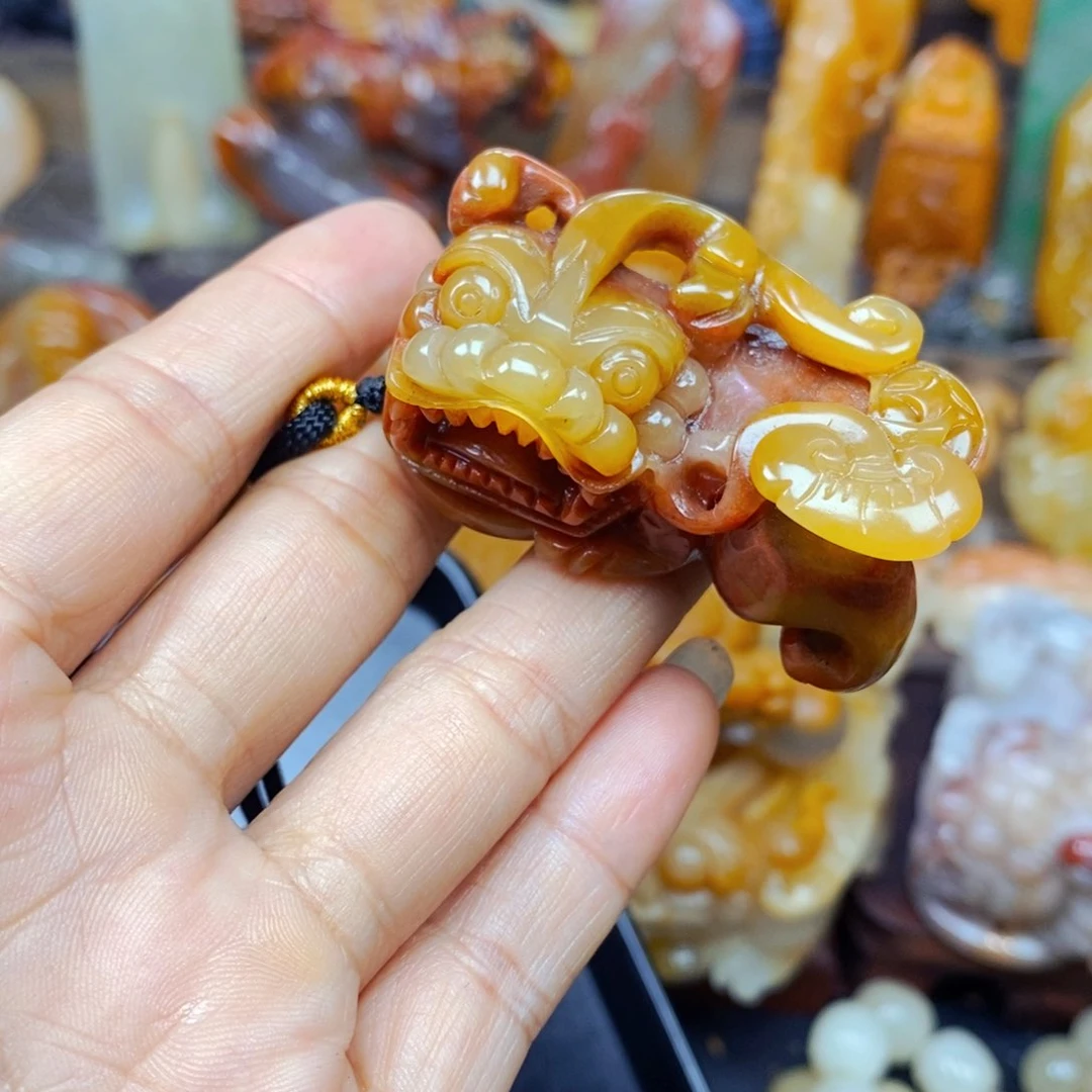 石英质玉（黄龙玉）未镶嵌颈饰