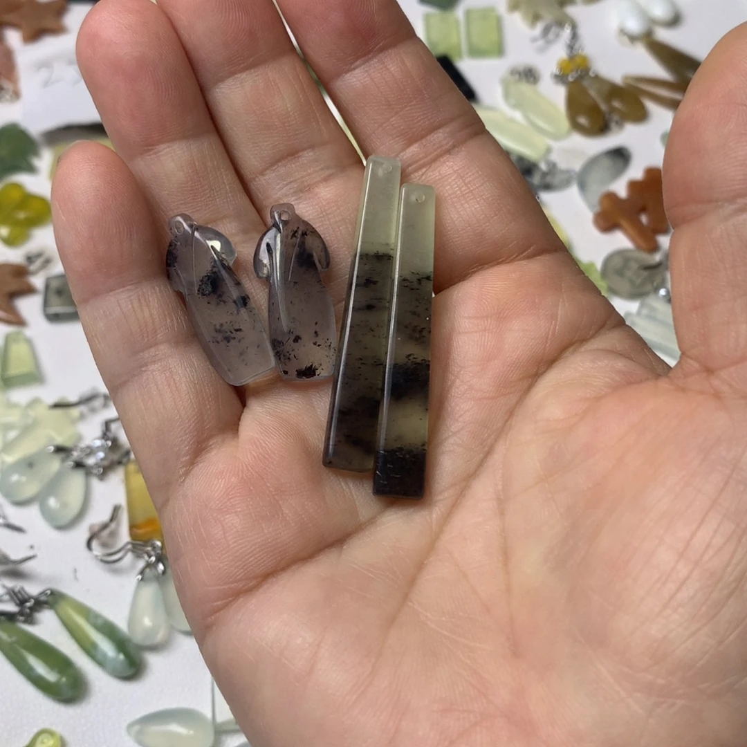 蛇纹石玉未镶嵌耳环