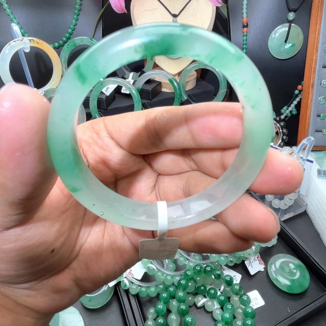 未镶嵌手镯石英质玉（非洲翠）