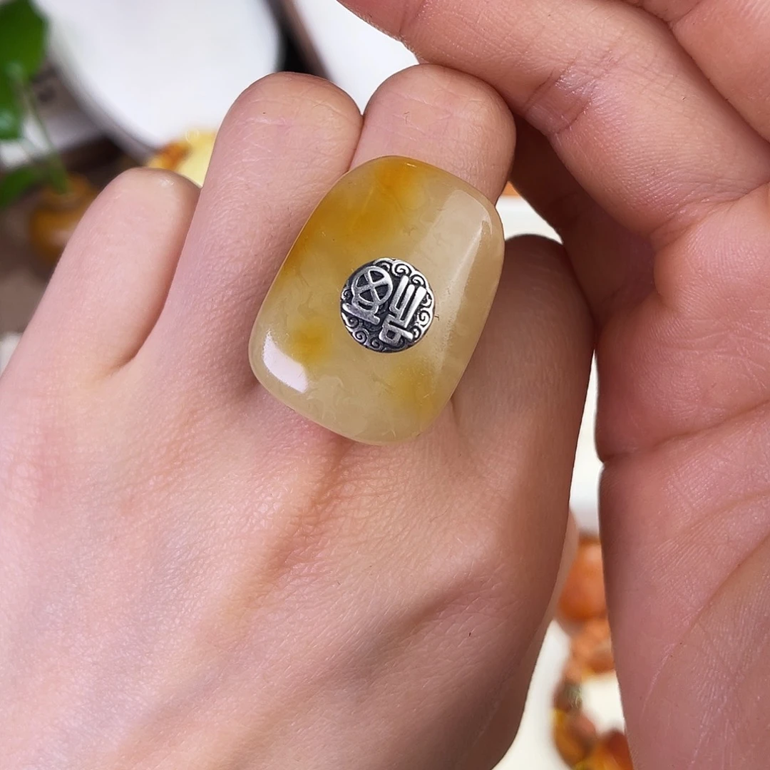 琥珀珠宝奇石未镶嵌。