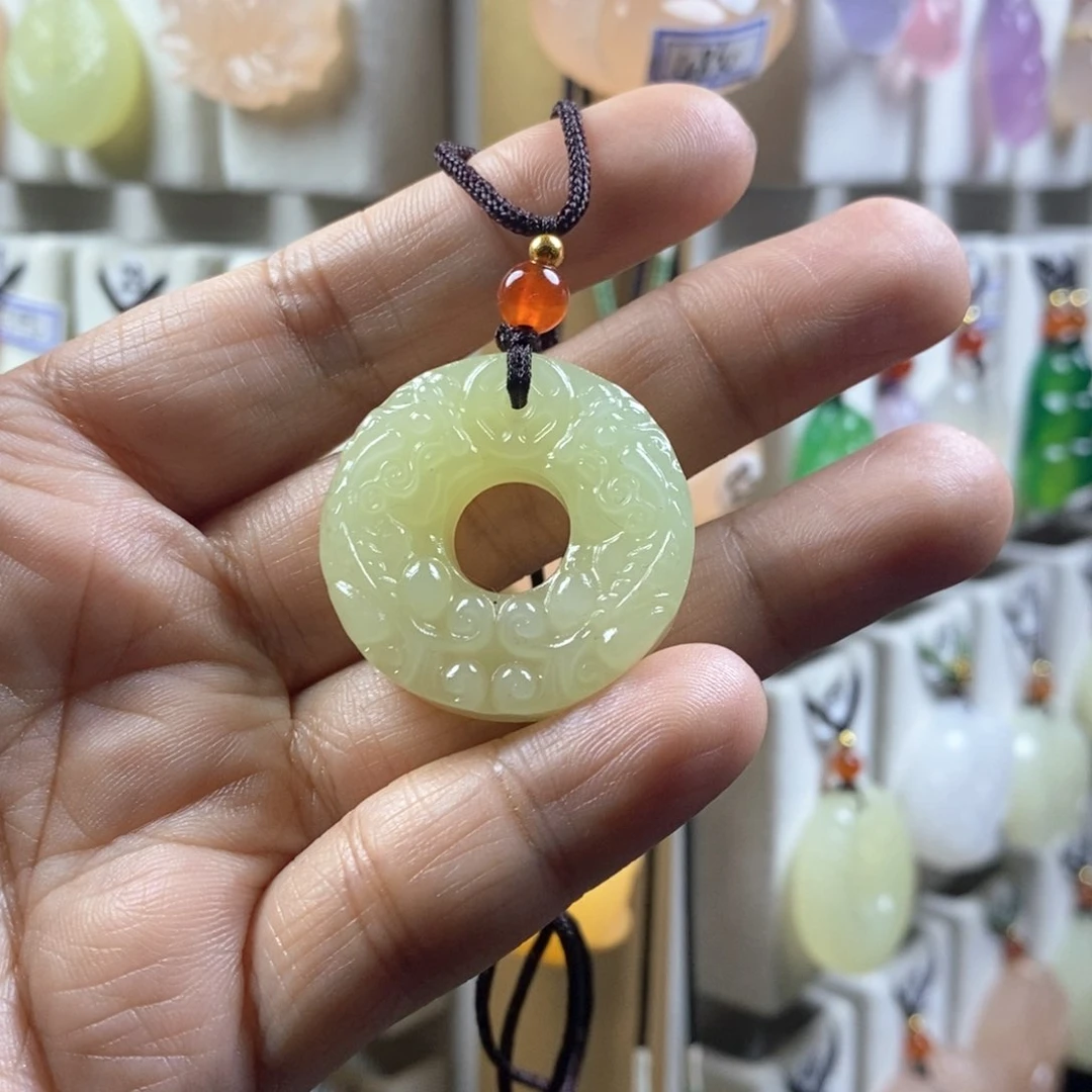 颈饰未镶嵌石英质玉（金丝玉）无*