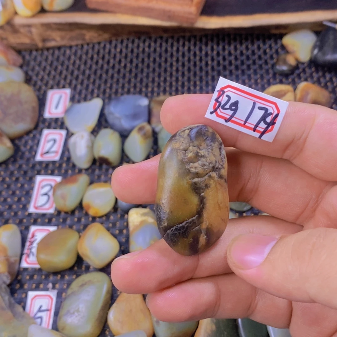 颈饰未镶嵌和田玉（糖玉）