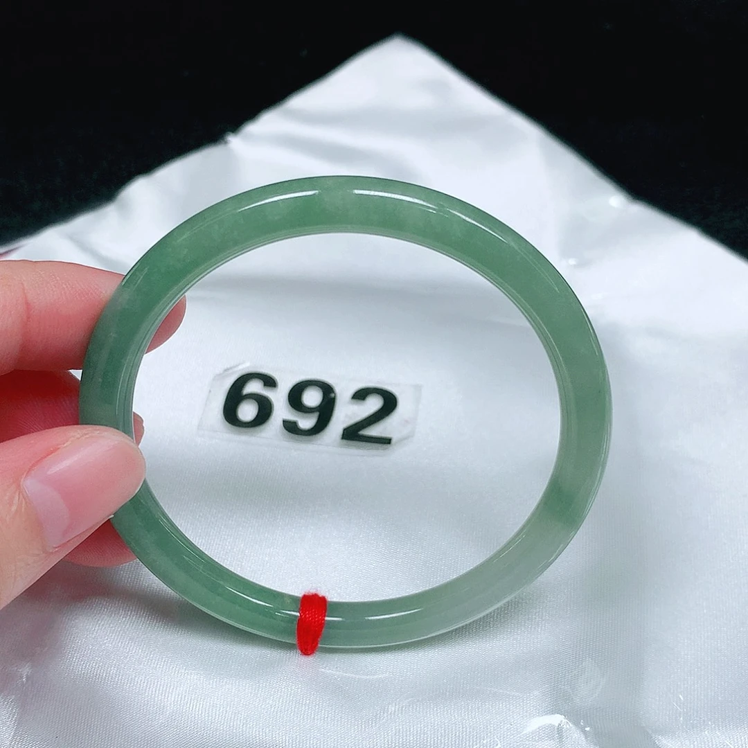 翡翠未镶嵌手镯（圆镯）