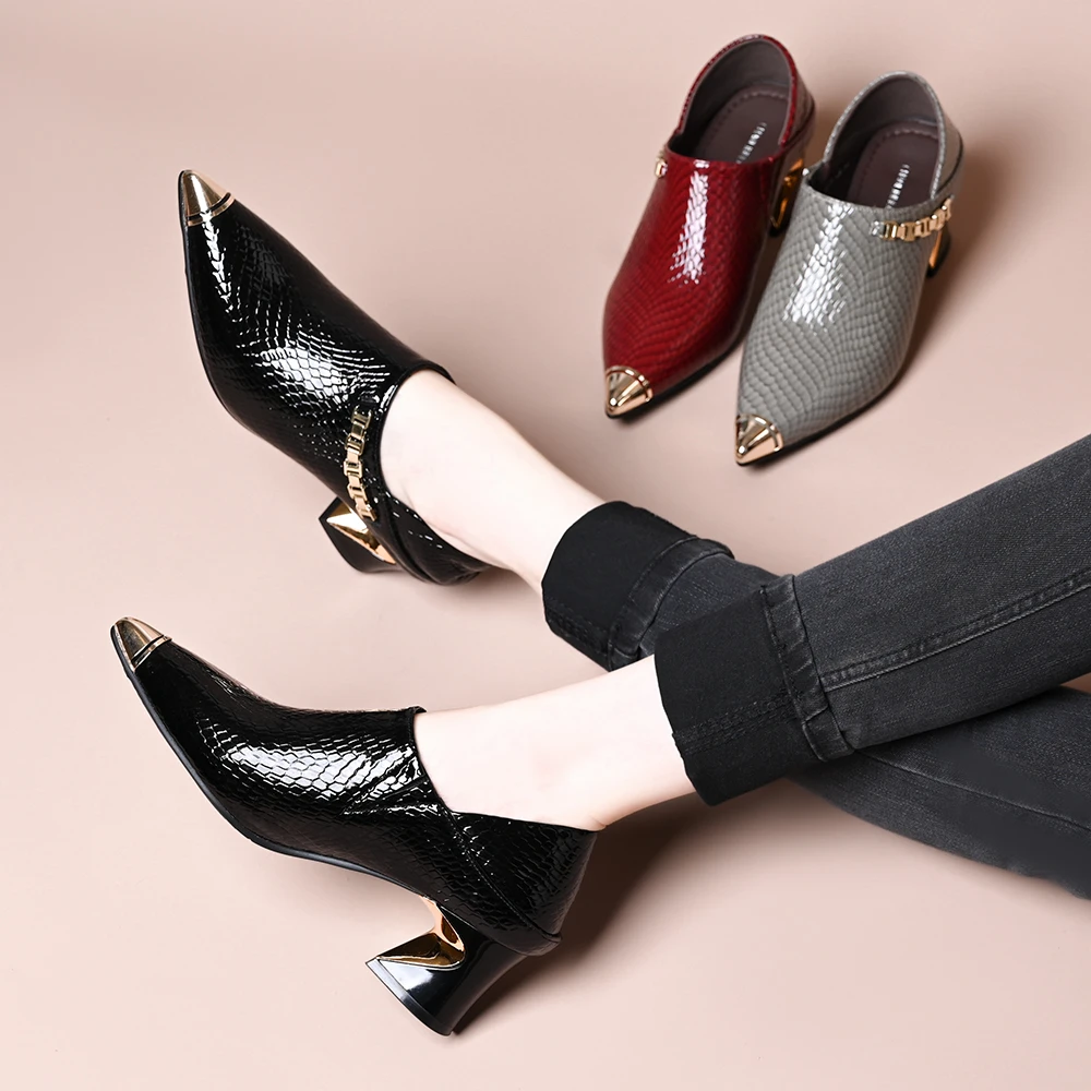 头层牛皮春秋新款时尚防踢尖头深口金属链条装饰粗跟高跟通勤单鞋