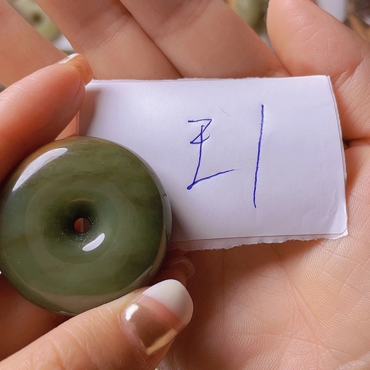 未镶嵌岫岩河磨玉（透闪石质玉）挂件王*敬