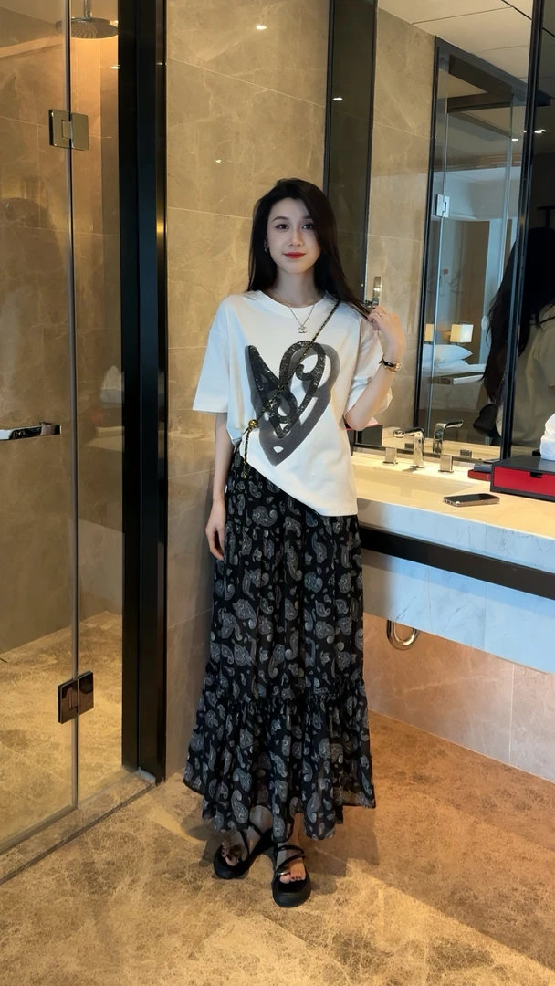 高端时尚赫本风爱心涂鸦T恤碎花半身裙套装2025夏新款宽松两件套