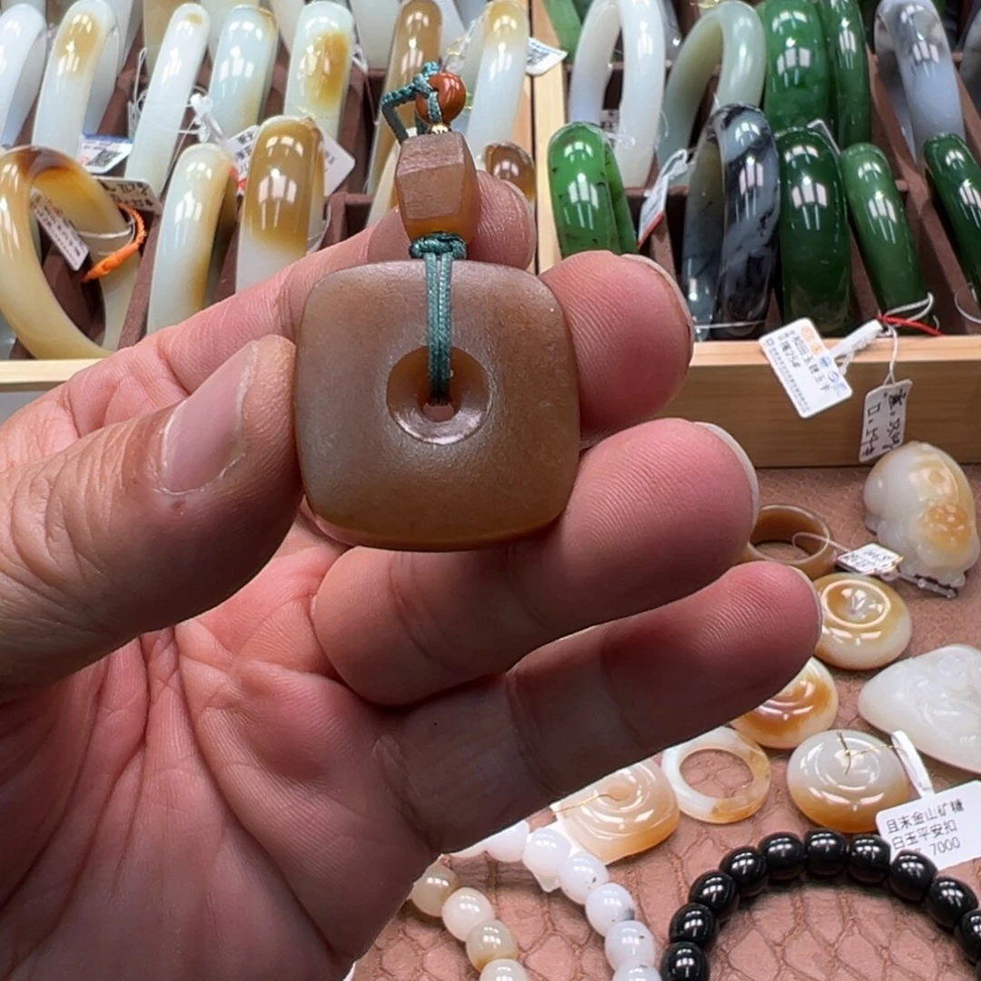 和田玉（糖玉）未镶嵌颈饰