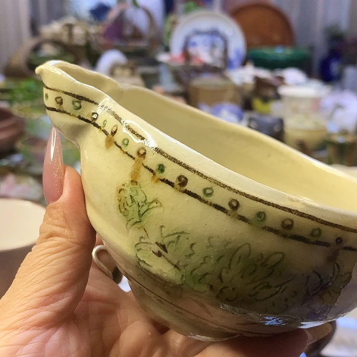 器物的色彩搭配起来很漂亮