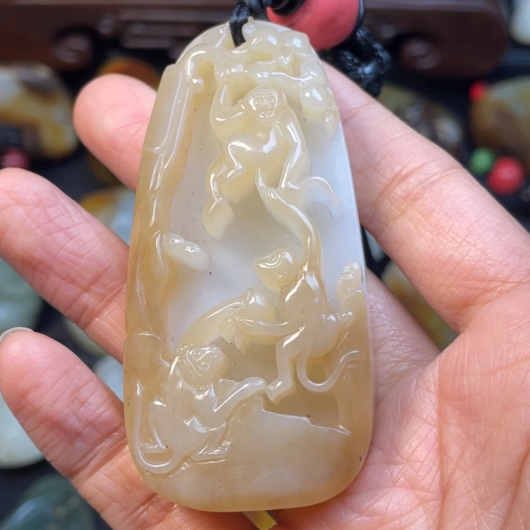 和田玉未镶嵌把件