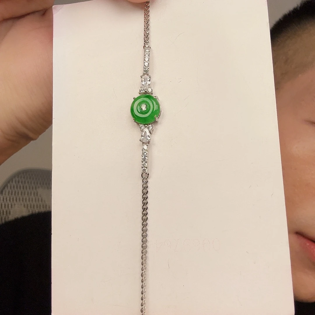 翡翠未镶嵌颈饰一件