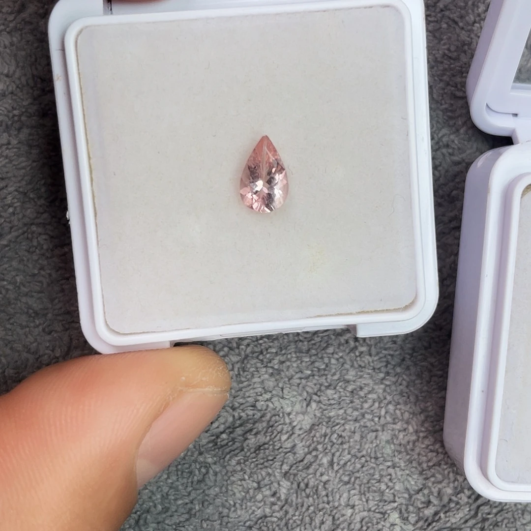 绿柱石（摩根石）裸石未镶嵌0.73Ct。