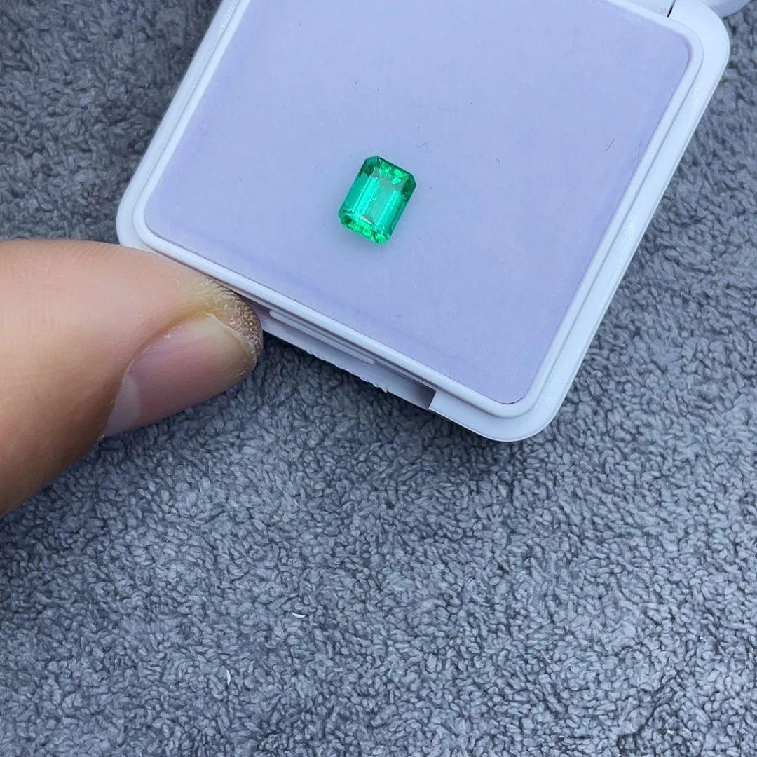 祖母绿裸石0.654Ct。