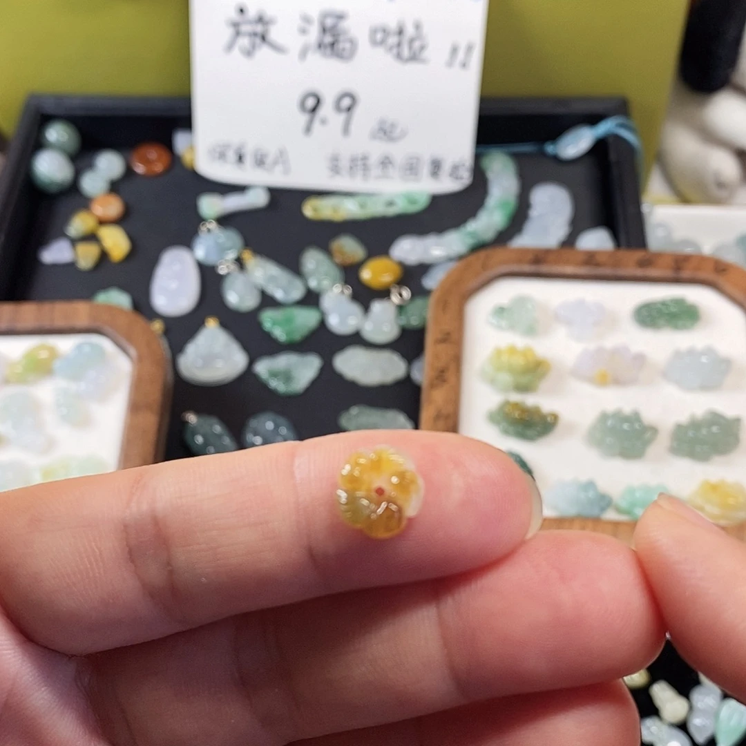 新***试翡翠未镶嵌颈饰小滴溜