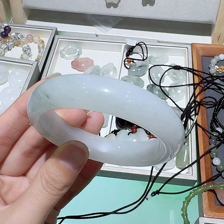 石英质玉合金颈饰