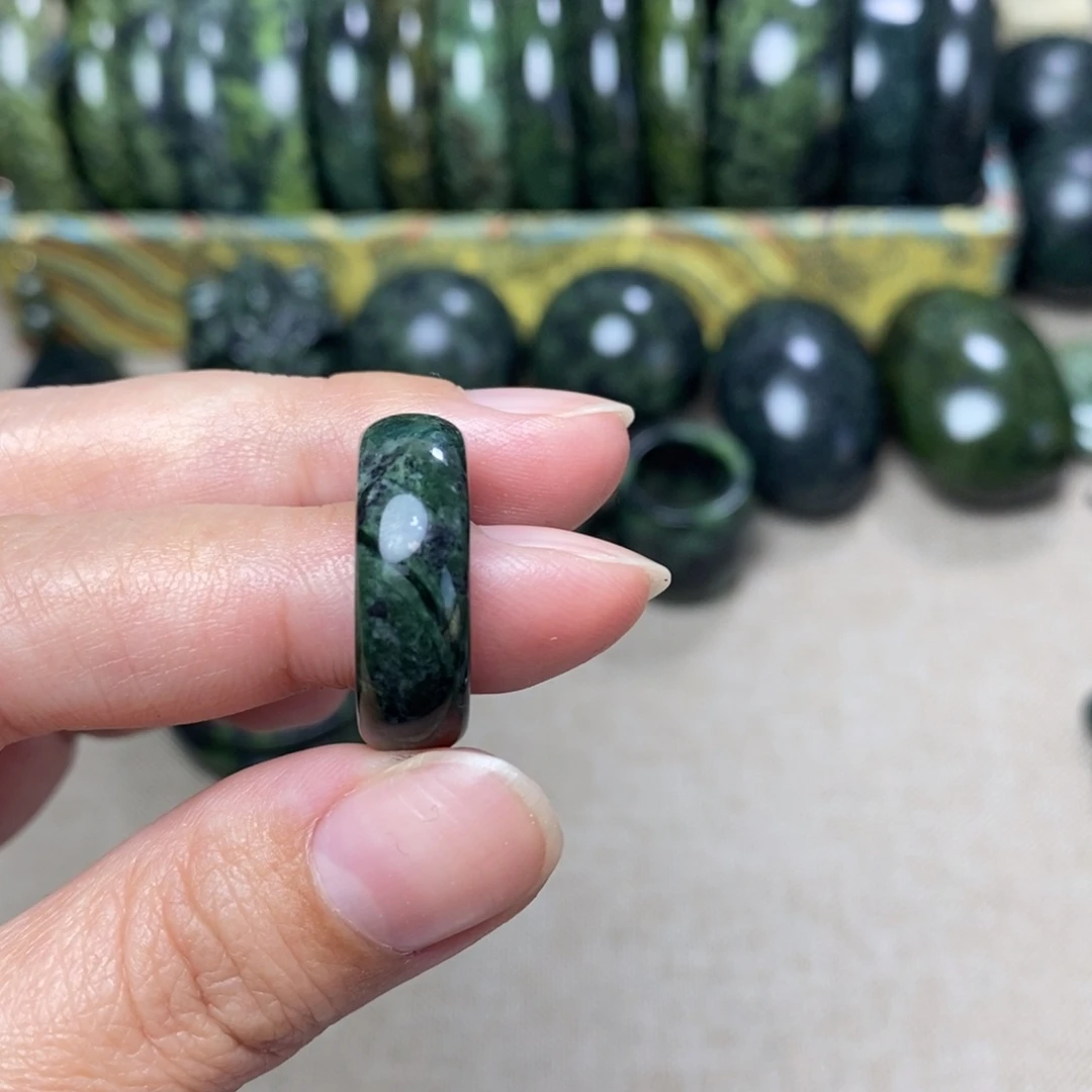 蛇纹石玉未镶嵌戒指爱****?