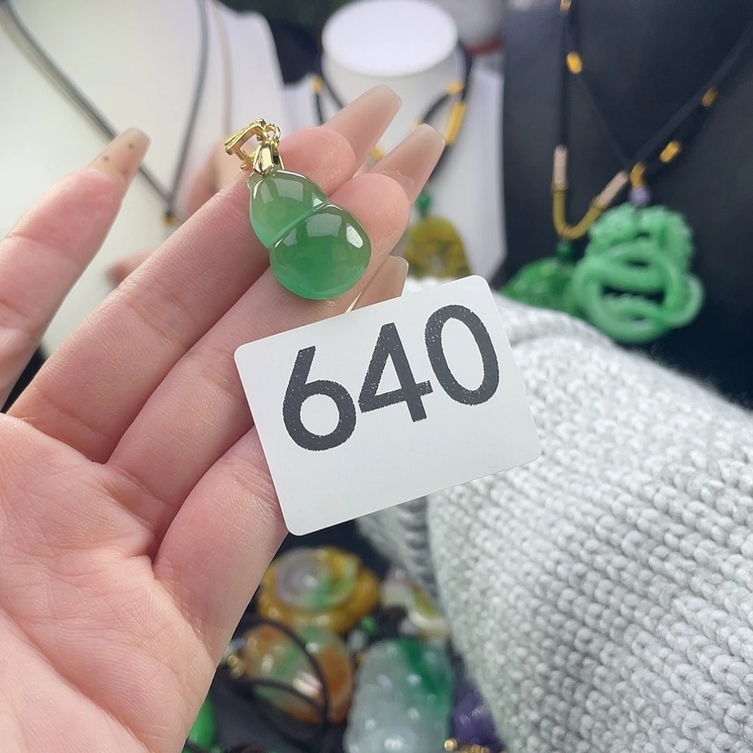 翡翠未镶嵌吊坠(赠链)