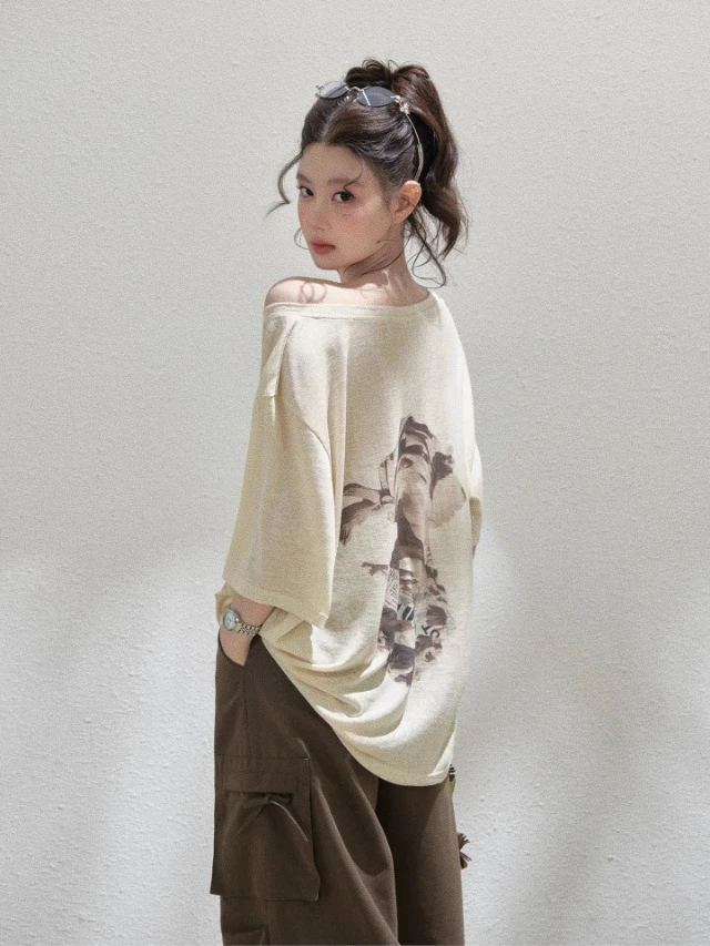 宽松V领印花雪花棉短袖T恤女夏季休闲百搭设计感落肩中长款上衣潮