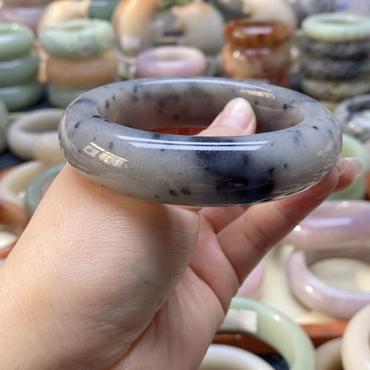 石英岩玉手镯未镶嵌阳**成