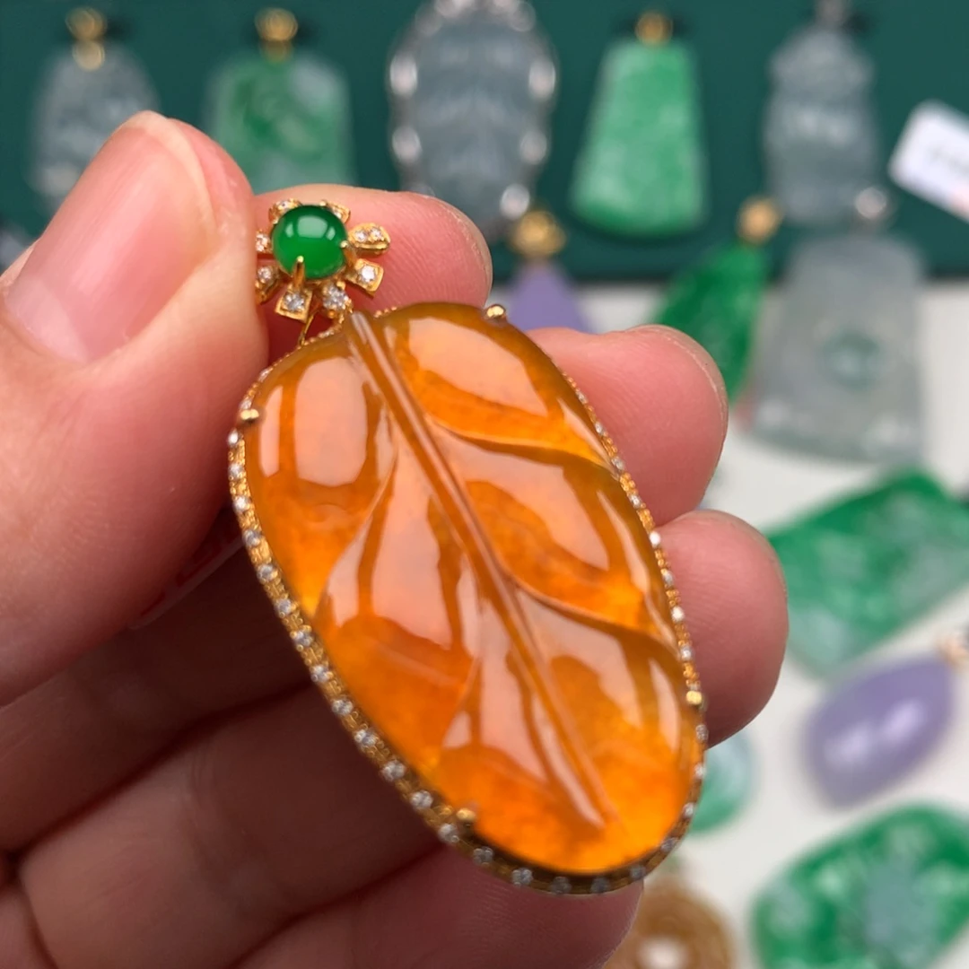 翡翠18K金镶嵌颈饰玻璃种