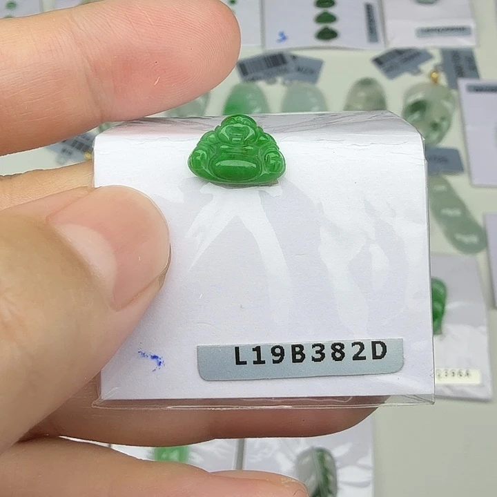 翡翠未镶嵌颈饰佛公