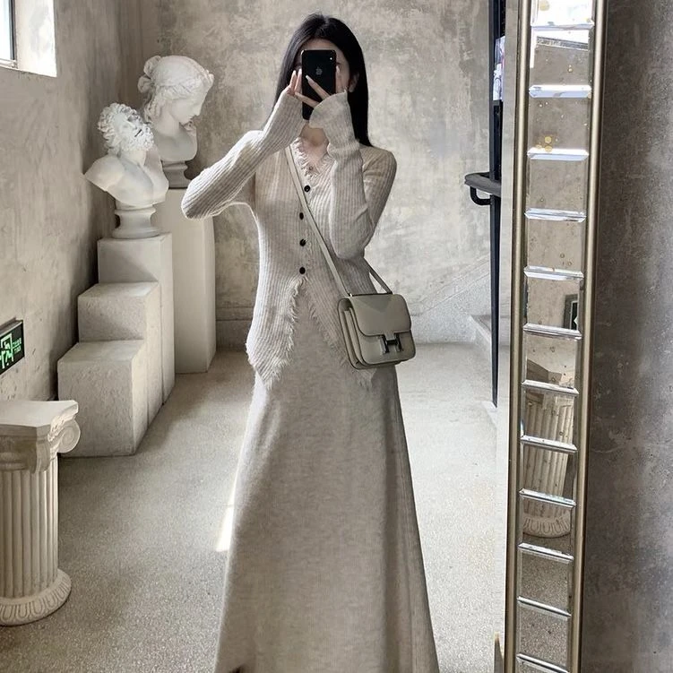 显瘦套装女生韩系ins衣服气质V领显瘦针织上衣搭配半身裙长裙套装