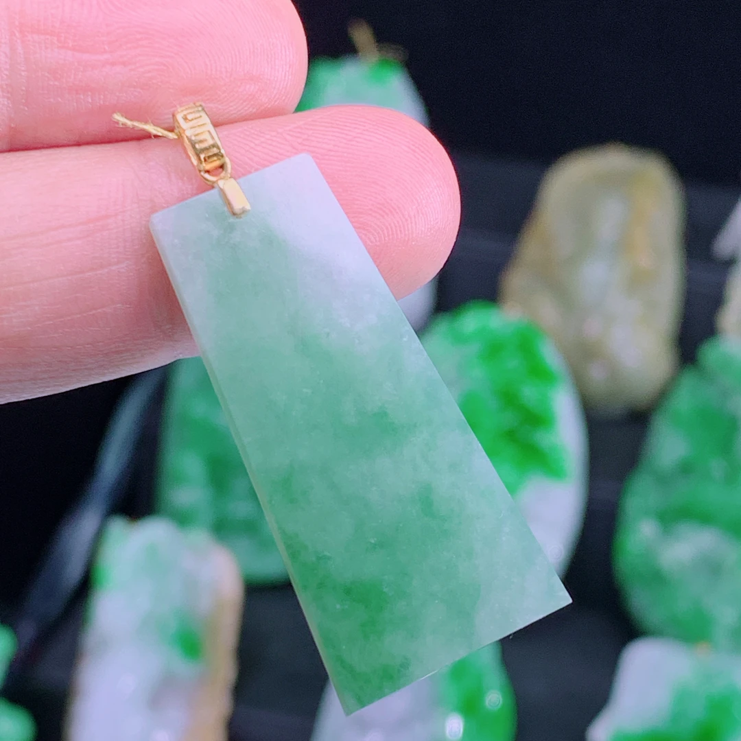 天然A货翡翠18k金飘绿翡翠平安牌货号:3130412尺寸:45-17.8-2.6mm