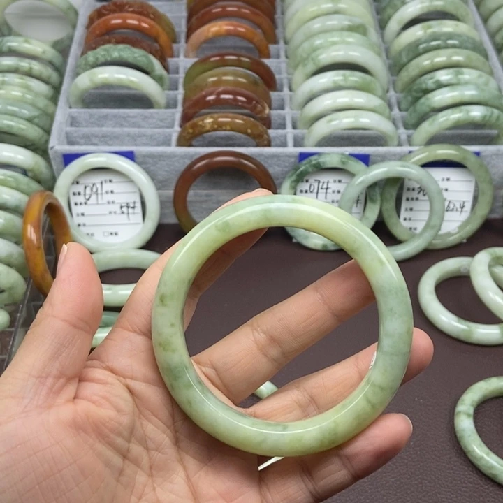 蛇纹石玉手镯未镶嵌蒲****毛