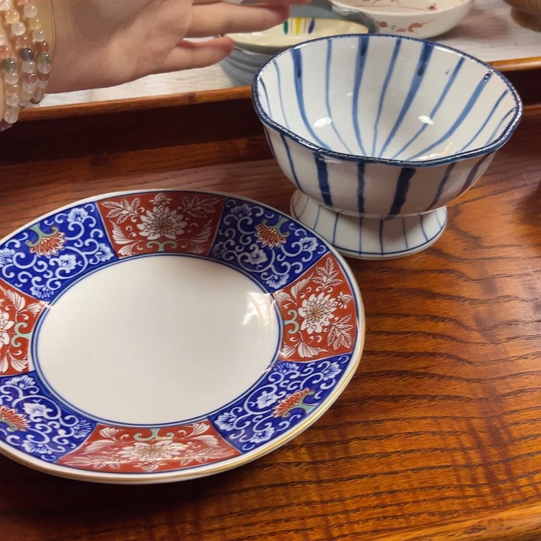 瓷片伊万里盘子和高足青花线条钵