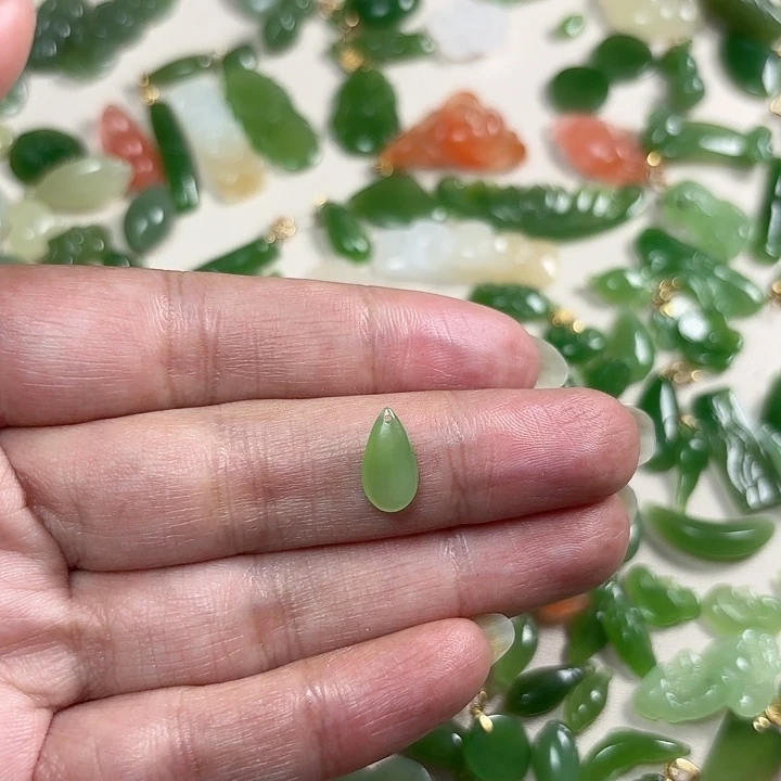 勋***葵和田玉（碧玉）未镶嵌颈饰小水滴