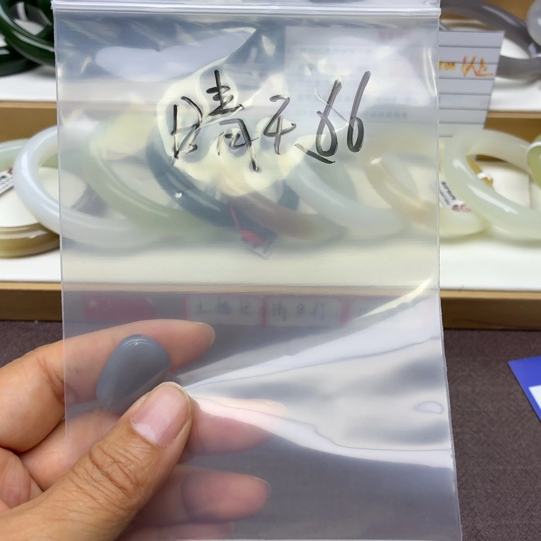 晴***6和田玉未镶嵌手镯