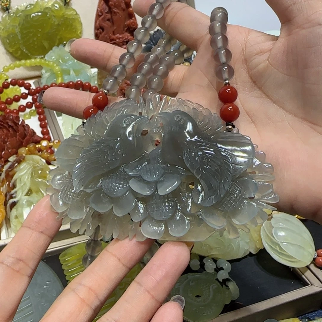 未镶嵌蛇纹石玉吊坠