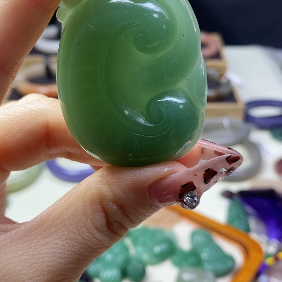 宝****石英质玉（非洲翠）合金项坠