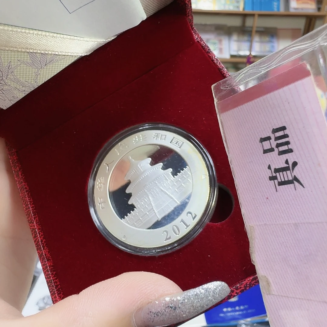 纯银2012银猫（品微弱）。