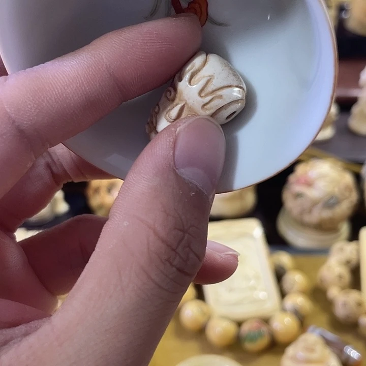 瓷片精致雕刻工艺精湛