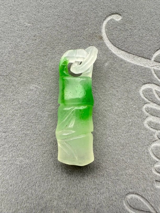 1786天然翡翠吊坠一个