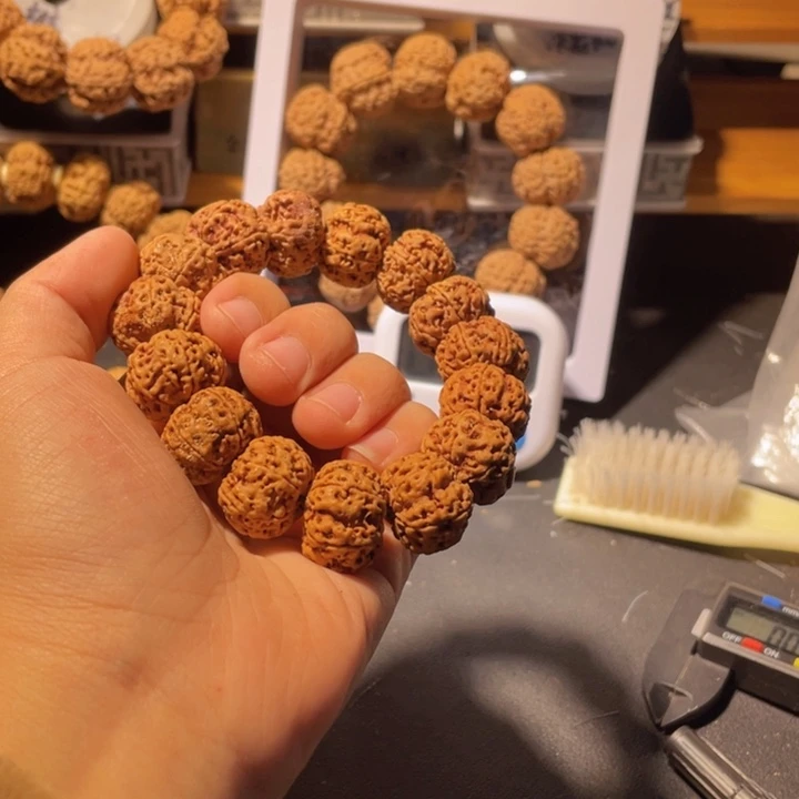 亮***仔金刚菩提手串这个