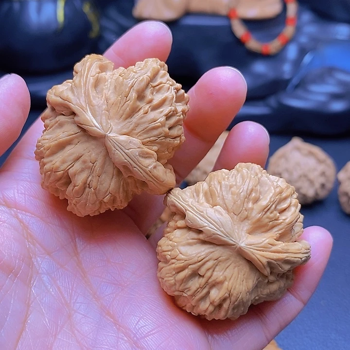 文玩核桃吊坠犀牛