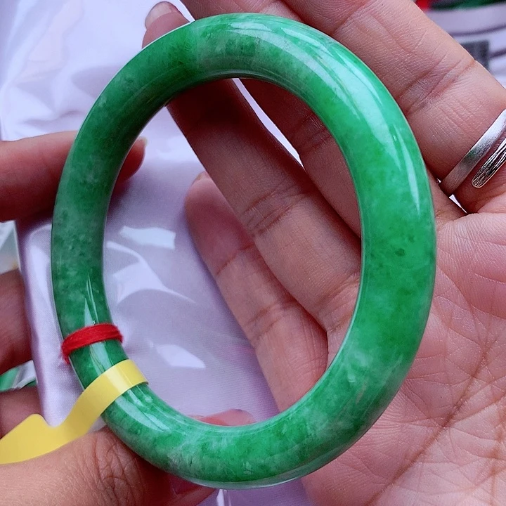 翡翠手镯未镶嵌翡翠