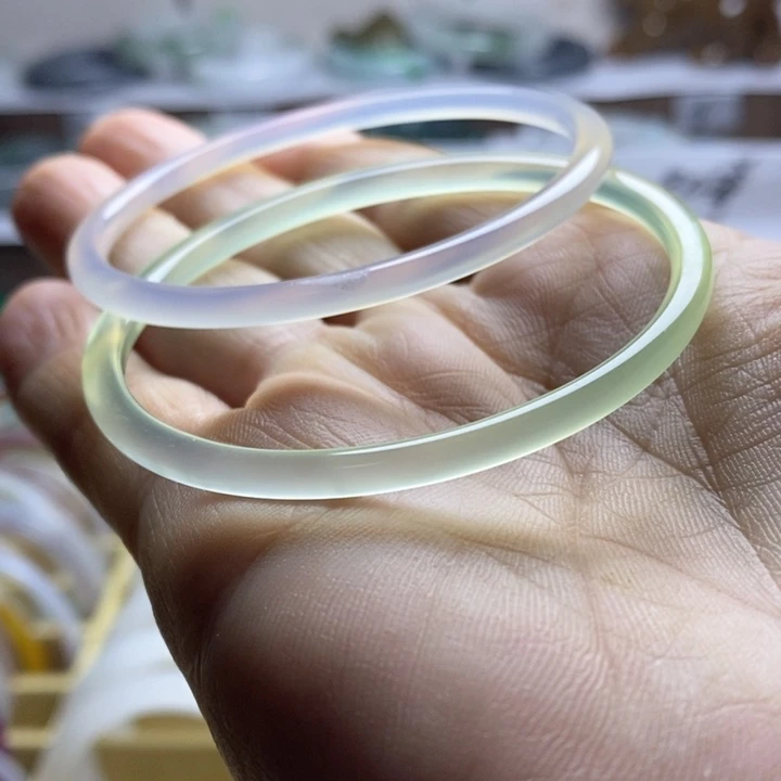 石英质玉（天山翠）手镯未镶嵌