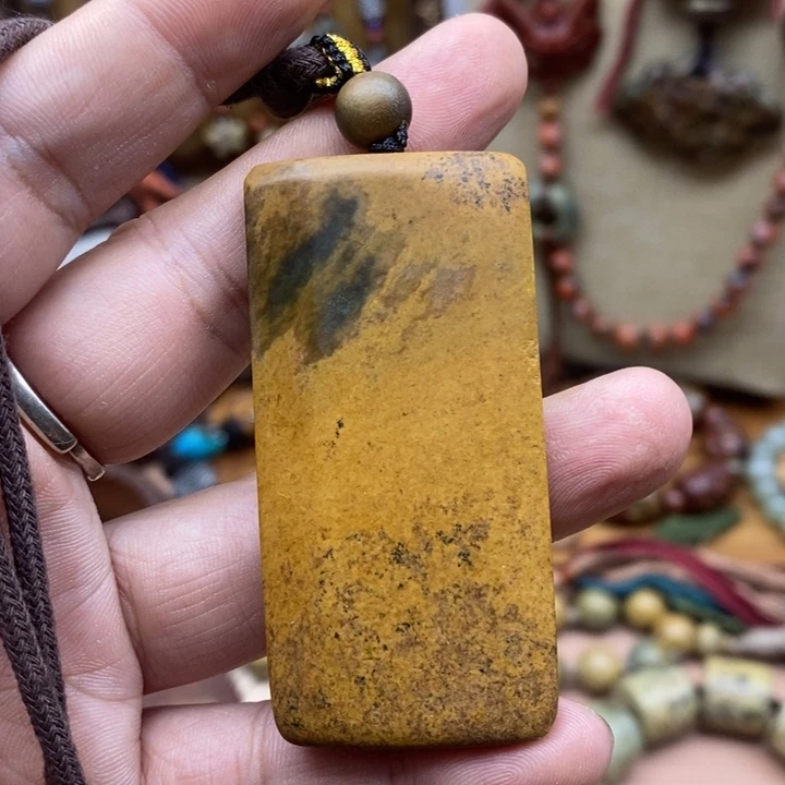 未镶嵌岫岩河磨玉（透闪石质玉）挂件常*玲