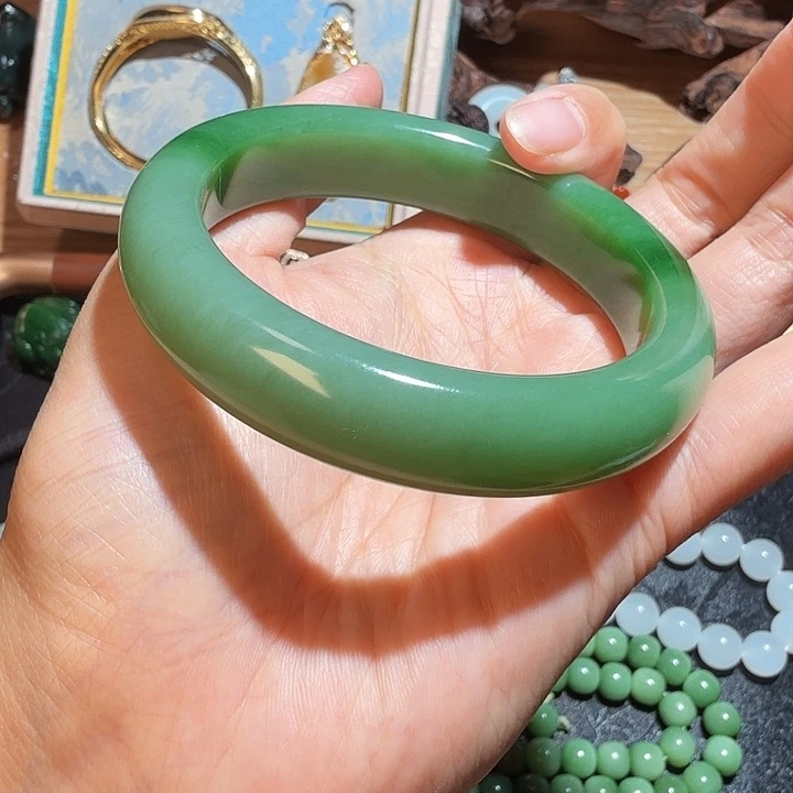 和田玉（碧玉）未镶嵌手镯俄碧 绿底粉青