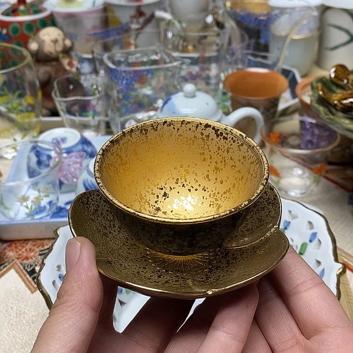 茶壶紫砂杯子和一大盒巧克力蛋糕在床