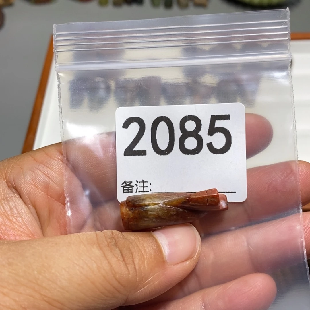 颈饰未镶嵌透闪石质玉宾*