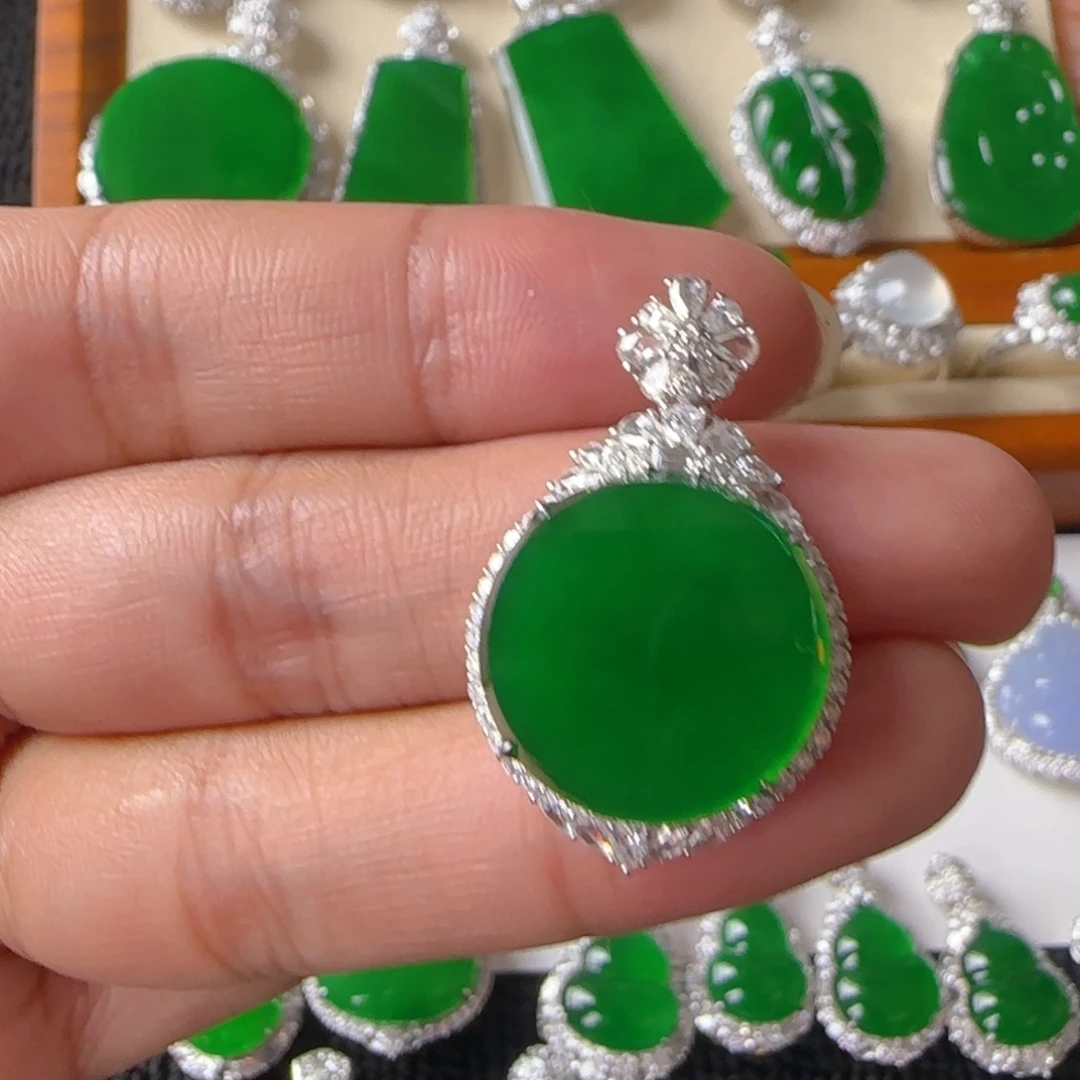 翡翠18K金镶嵌颈饰吊坠