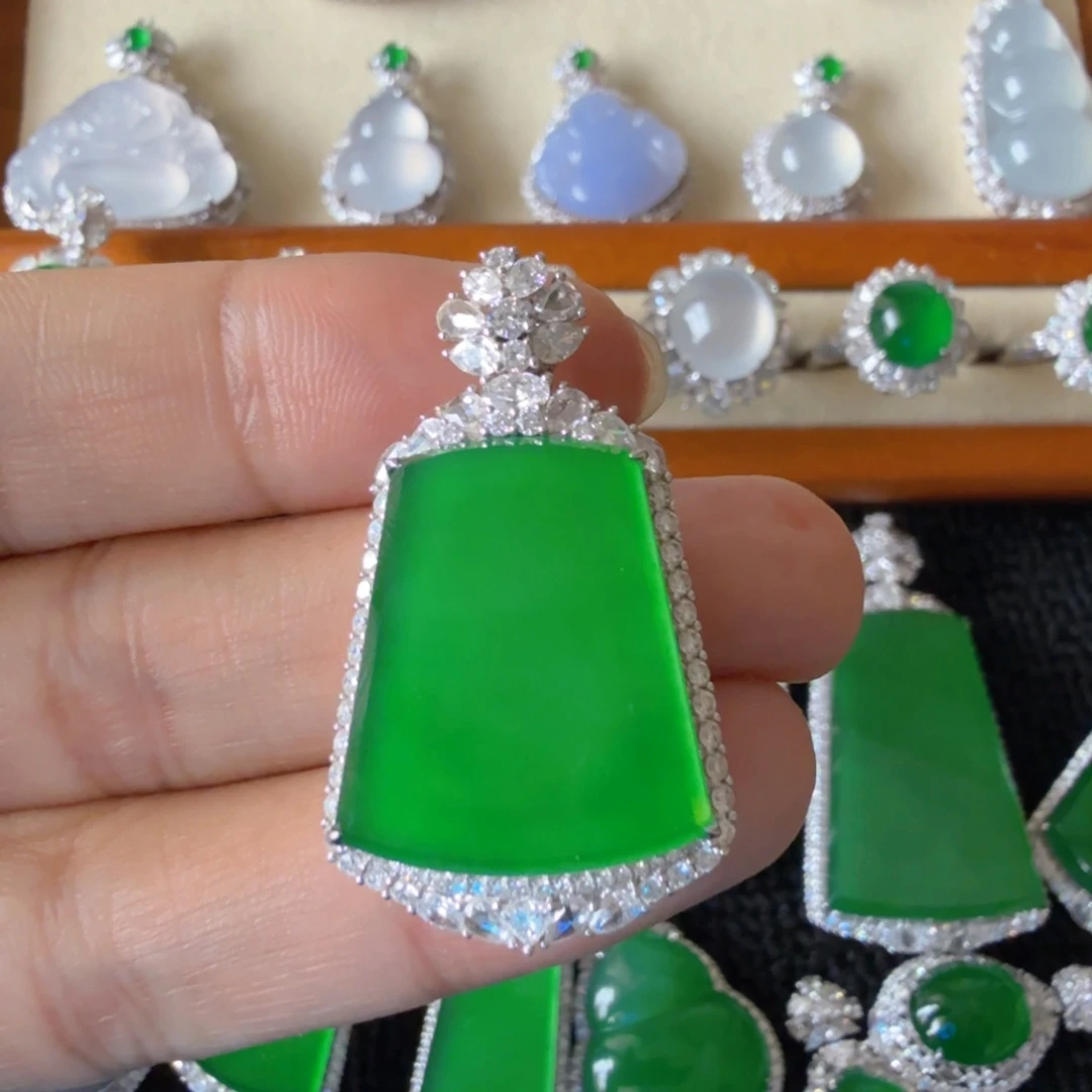 翡翠18K金镶嵌颈饰吊坠