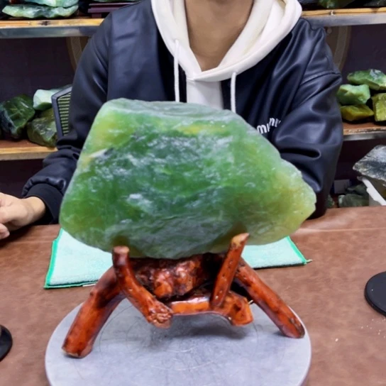 未镶嵌蛇纹石玉原石北**氏