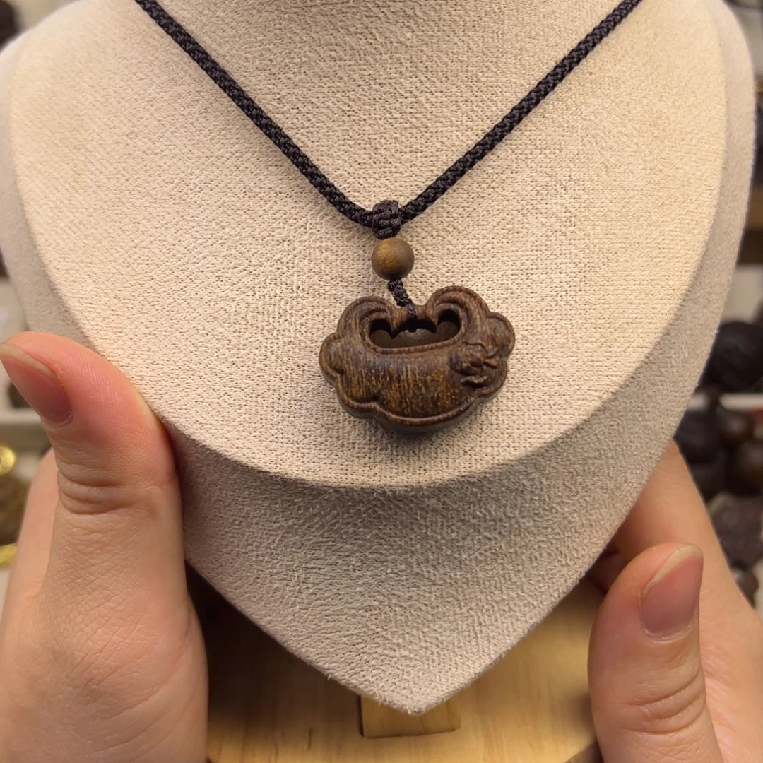 木质类如意锁随行脖挂配饰