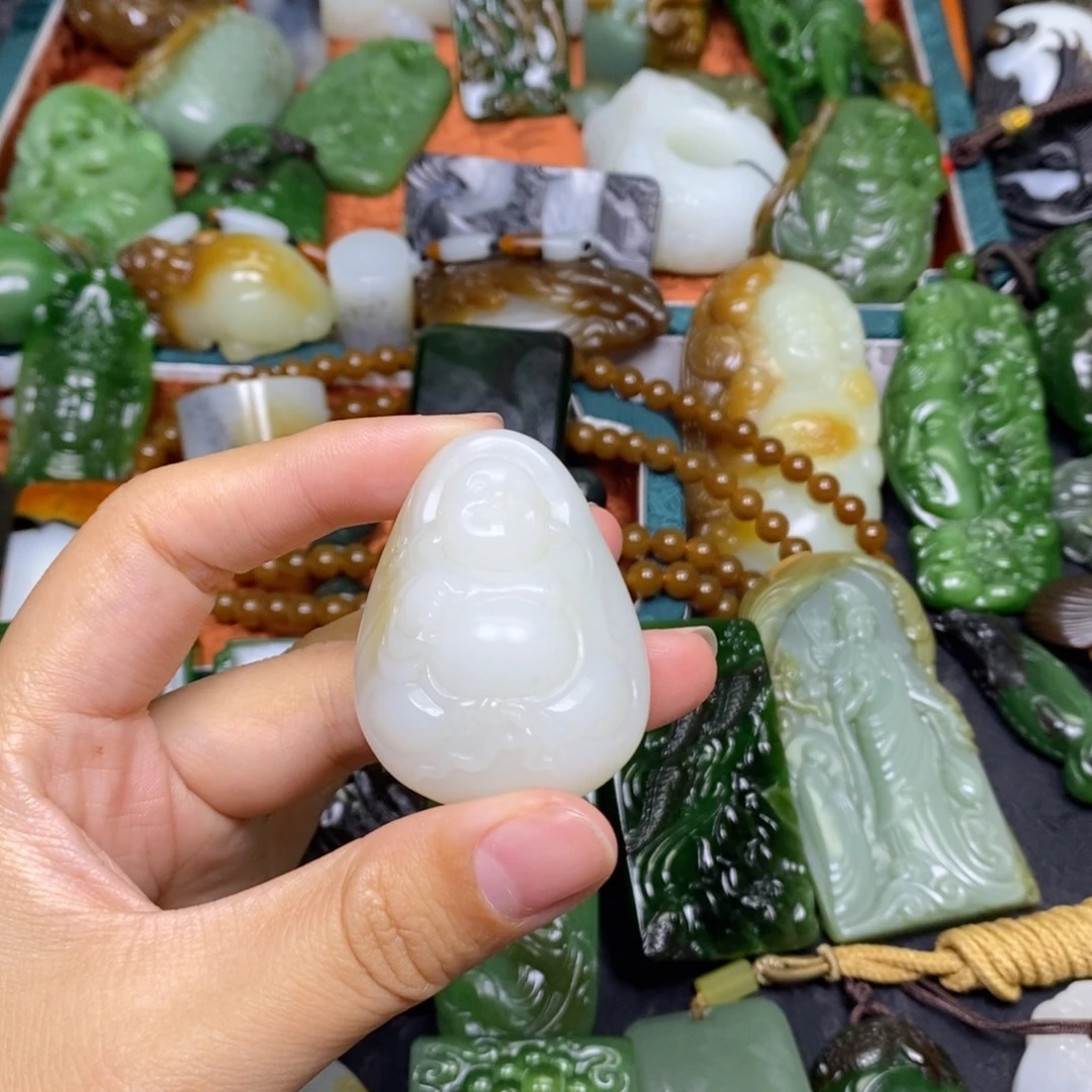 李***风和田玉未镶嵌颈饰