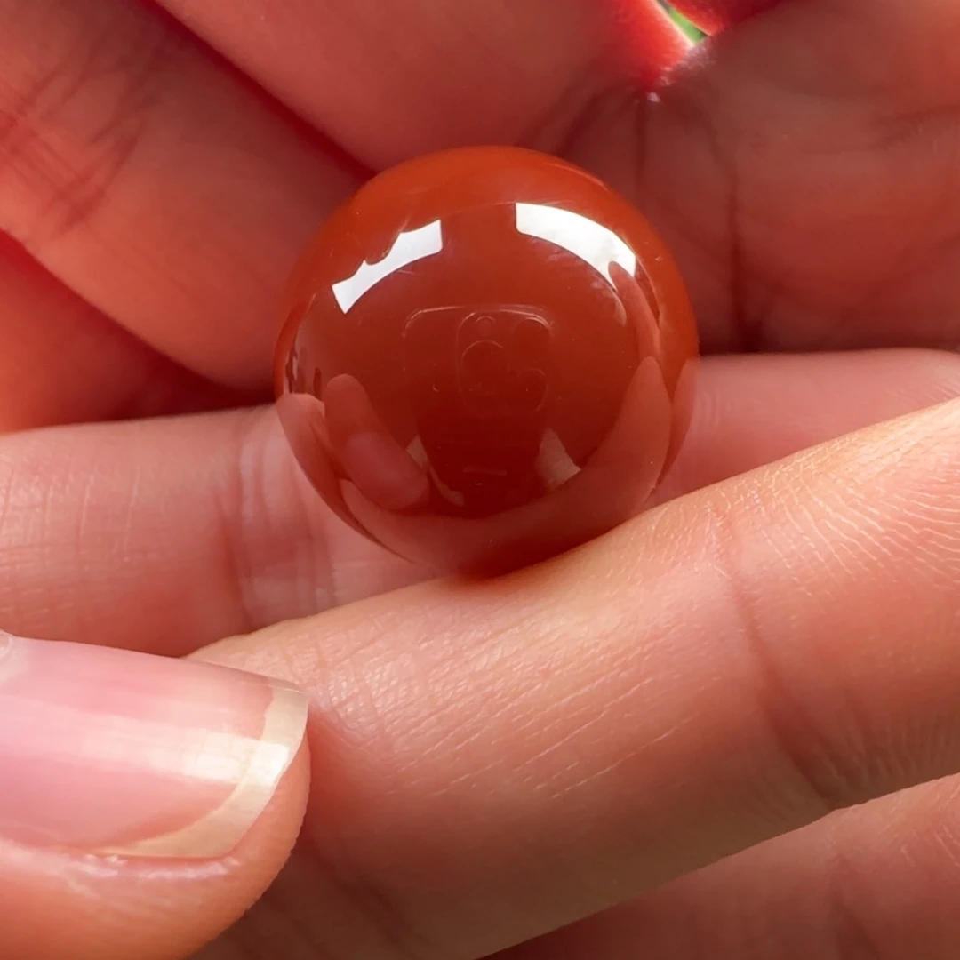 南红玛瑙未镶嵌圆珠：19.7大黑洞深水红 满砂无纹 带白马牙