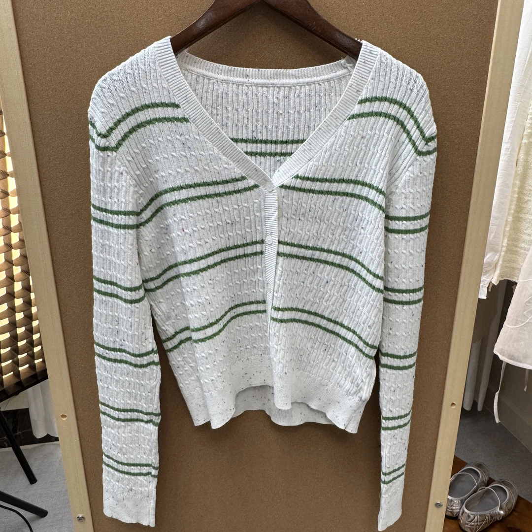 白底绿条纹清新小彩点开衫